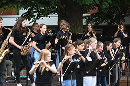 Foto vom Sommerkonzert des TGG auf dem Schulhof (Juli 2021)