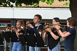 Foto vom Sommerkonzert des TGG auf dem Schulhof (Juli 2021)