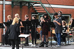 Foto vom Sommerkonzert des TGG auf dem Schulhof (Juli 2021)