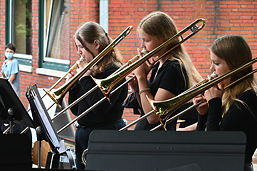 Foto vom Sommerkonzert des TGG auf dem Schulhof (Juli 2021)