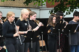 Foto vom Sommerkonzert des TGG auf dem Schulhof (Juli 2021)