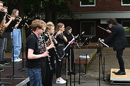 Foto vom Sommerkonzert des TGG auf dem Schulhof (Juli 2021)