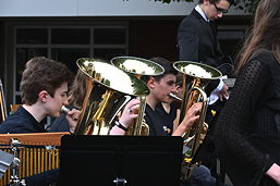 Foto vom Sommerkonzert des TGG auf dem Schulhof (Juli 2021)