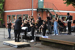 Foto vom Sommerkonzert des TGG auf dem Schulhof (Juli 2021)