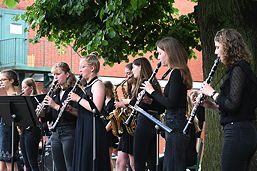 Foto vom Sommerkonzert des TGG auf dem Schulhof (Juli 2021)