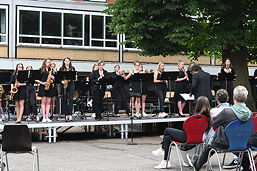 Foto vom Sommerkonzert des TGG auf dem Schulhof (Juli 2021)