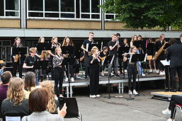 Foto vom Sommerkonzert des TGG auf dem Schulhof (Juli 2021)