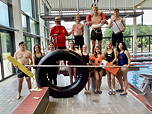 Das Foto zeigt einige der Absolventinnen und Absolventen des TGG-Rettungsschwimmerkurses im Leeraner Hallenbad (Juni 2023).