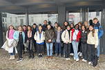Gruppenfoto der Klasse 8b bei ihrer Fahrt zu einem Sinfoniekonzert in Oldenburg (Februar 2023)