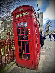 Das Foto zeigt eine rote Telefonzelle in London (März 2023).