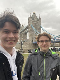 Das Foto zeigt zwei Teilnehmer am Work Experience vor der Tower Bridge (März 2023).