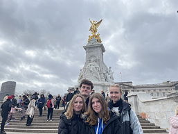 Das Foto zeigt Teilnehmerinnen und Teilnehmer an der Work Experience 2023 vor dem Victoria Memorial in London (März 2023).