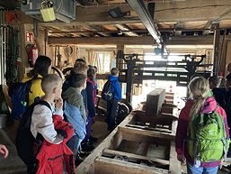 Das Foto zeigt Schülerinnen und Schüler der 5f in einer Mühle (November 2023).