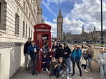 Das Foto zeigt die TGGler in und vor einer roten Londoner Telefonzelle.