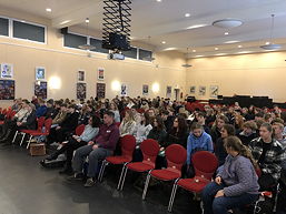 Das Foto zeigt die Schülerinnen und Schüler während der Veranstaltung in der Aula des TGG.