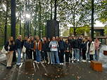 Das Foto zeigt die Teilnehmenden an der Exkursion nach Westerbork vor der Gedenkstätte (November 2023).
