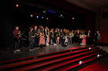 Das Foto zeigt alle Mitwirkenden am Hausmusikabend 2024 auf der Bühne der TGG-Aula.