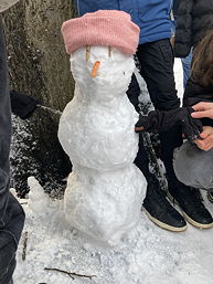 Das Foto zeigt einen Schneemann (Januar 2024)