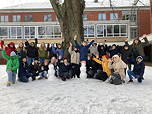 Das Foto zeigt die Klasse 6e mit zwei Schneemännern (Januar 2024).