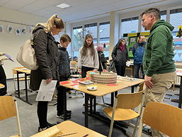 Das Foto zeigt Szenen vom Grundschulinformationstag am TGG 2024.