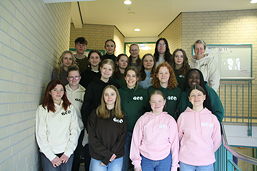 Das Foto zeigt die Teilnehmenden der Schülerfirma auf den Treppenstufen des Z-Gebäudes.