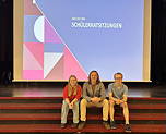 Das Foto zeigt Saskia Lübbers, Leon Wenke und Hauke Wasse auf den Stufen zur Bühne in der Aula des TGG bei der Schülerratssitzung am 22.05.2024.