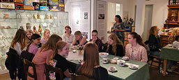 Das Foto zeigt die Austauschschülerinnen beim Teetrinken.