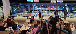 Das Foto zeigt die Austauschschülerinnen beim Bowlen.