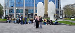 Das Foto zeigt die Austauschschülerinnen vor einem Gebäude.