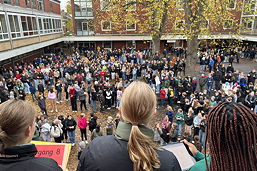 Foto vom der Schulhofversammlung zum Sponsorenlauf (November 2023)