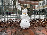 Das Foto zeigt einen Schneemann mit Elchgeweih vor dem Schild 'Teletta-Groß-Gymnasium' auf Hof 3 (Dezember 2023).