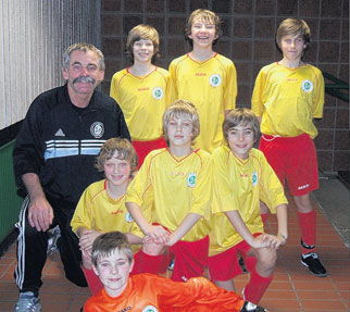 Die Leeraner DFB-Schul-Auswahl beim Sichtungsturnier in Bad Zwischenahn mit ihrem Trainer Helmut Borgmann 2009