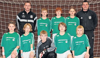 Die Leeraner DFB-Schul-Auswahl beim Sichtungsturnier in Bad Zwischenahn mit ihrem Trainer Helmut Borgmann 2009