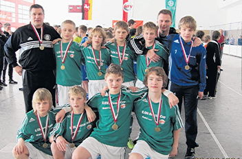 Die Leeraner DFB-Schul-Auswahl beim Sichtungsturnier in Bad Zwischenahn mit ihrem Trainer Helmut Borgmann 2009