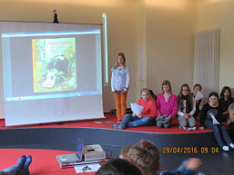 Foto vom Bilderbuchkino der Lese-AG mit Kindergartenkindern