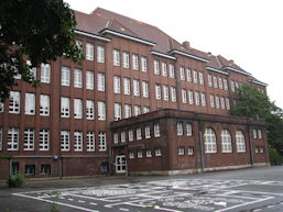 Schulgebäude und Tatort