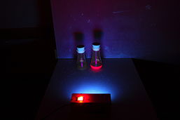 Foto vom Projekt: Versuchsanordnung mit UV-Lampe im Bild