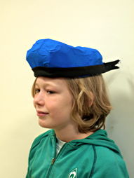 Foto von Arbeiten des 6. Jahrgangs 2011/12 des TGG zum Thema 'Hüte'