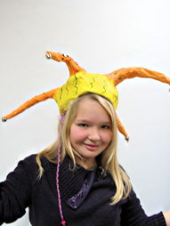 Foto von Arbeiten des 6. Jahrgangs 2011/12 des TGG zum Thema 'Hüte'
