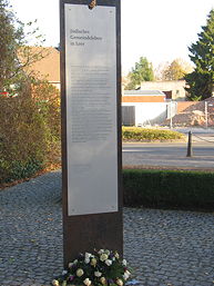 Foto einer der drei Stelen der Gedenkstätte in Leer