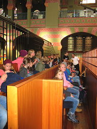 Foto der Mädchengruppe in der Synagoge