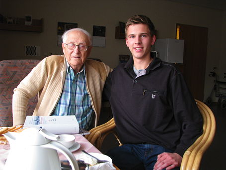 Foto des Zeitzeugen Albrecht Weinberg mit Thomas Hillbrands