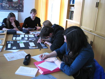 Die Seminarfachteilnehmer bei der Arbeit im Stadtarchiv