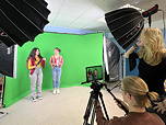 Das Foto zeigt die Teilnehmerinnen und Teilnehmer des TGG am KINEMA-Projekt 2023 bei einer Filmaufnahme vor einem Greenscreen-Hintergrund.