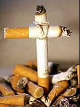 Kreuz aus Zigaretten
