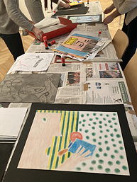 Das Foto zeigt die Teilnehmenden des Kunst-Kurses bei der Arbeit.