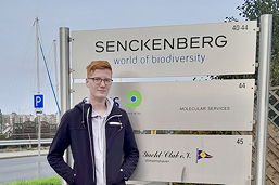 Foto vor dem Hinweisschild des Senckenberg-Instituts (September 2023)