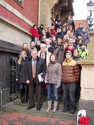 Foto mit dem Bürgermeister vor dem Rathaus in Leer