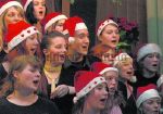 Foto von den singenden Schülern beim Weihnachtskonzert