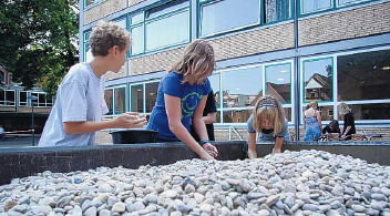 Im Pausenhof wurde 'Das Märchen vom König und dem Reiskorn' mit Kieselsteinen dargestellt.